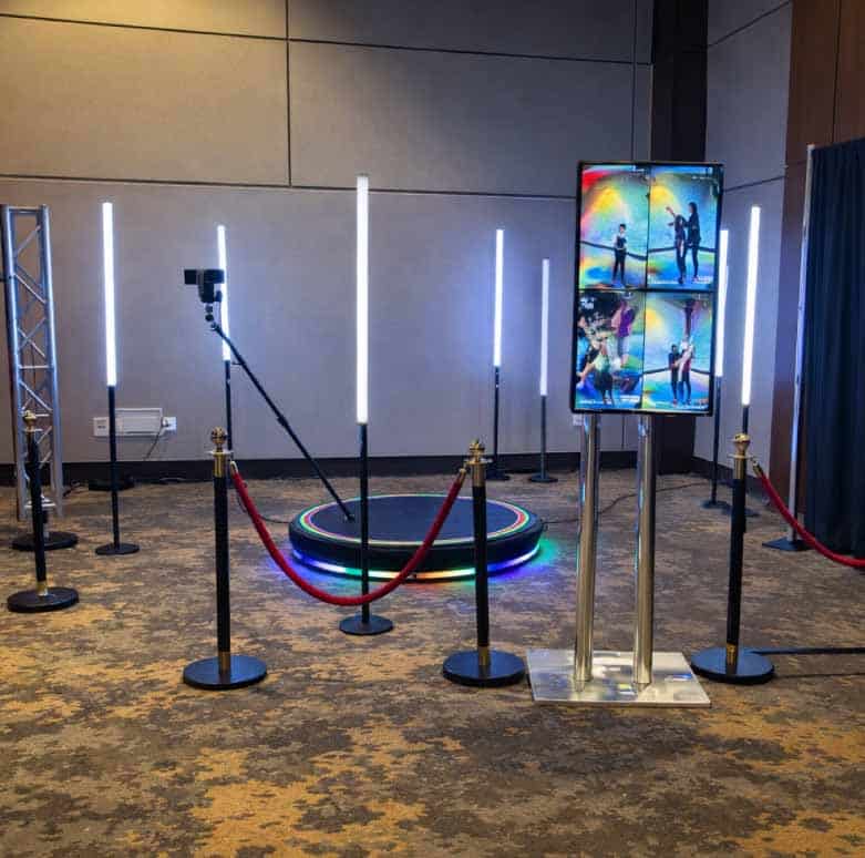 Guests enjoying a modern photo booth and immersive 360° booth experience at a Fort Worth wedding reception<br />
