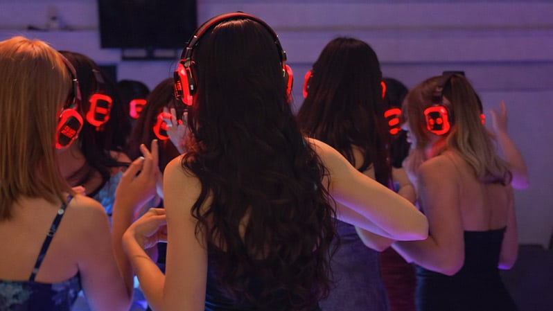 Silent disco entertainment in Dallas–Fort Worth with wireless headphones, engaging guests at corporate events, weddings, and school functions.<br />
