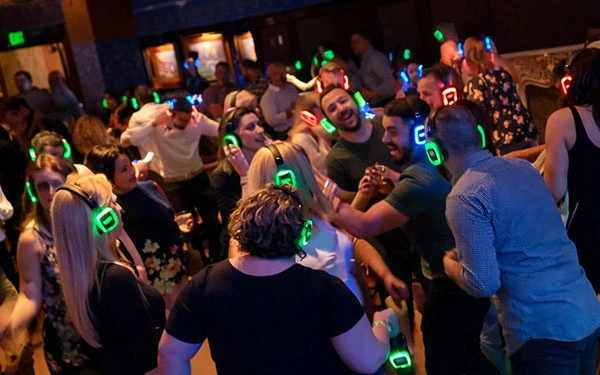 Silent disco en evento corporativo en Dallas Fort Worth con invitados disfrutando y bailando con audífonos inalámbricos